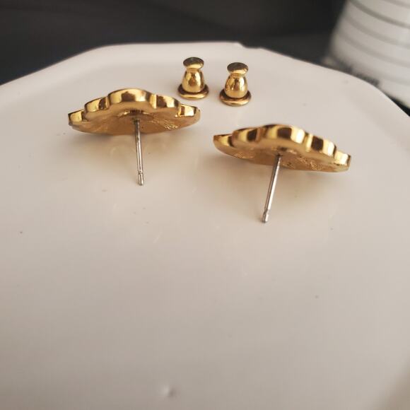 Vintage Monet Flower Earrings Gold Tone Cream Enamel 80's Signed Spring - Picture 6 of 7